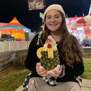 Meet your Posher, Lora